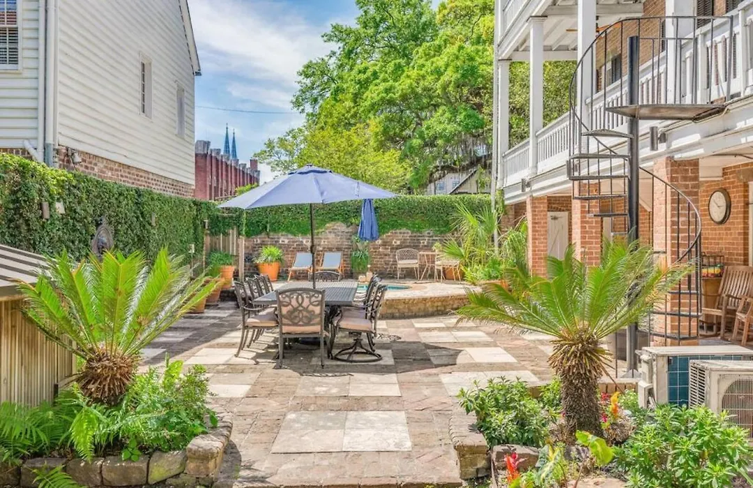 Hamilton Carriage B - Centrally Located, Courtyard-1