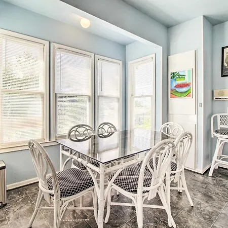 Family-Friendly Savannah Vacation Rental W/ Decks!-2