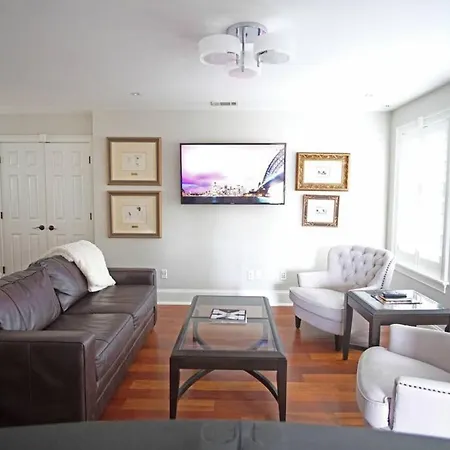 Hamilton Carriage B - Centrally Located, Courtyard-3