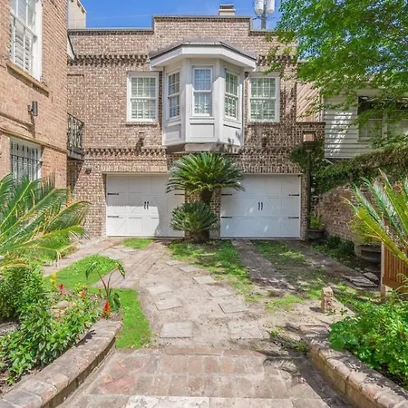 Hamilton Carriage B - Centrally Located, Courtyard-2